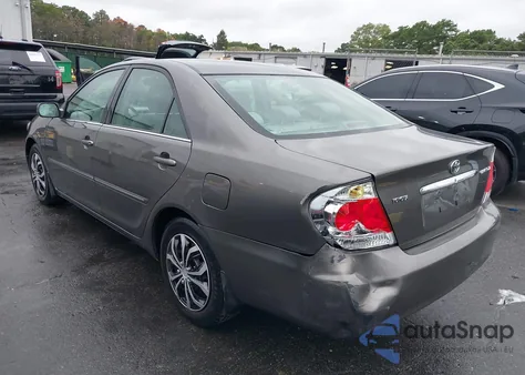 2005 Toyota Camry Xle z USA, uszkodzony, nr VIN 4T1BE30K55U986098